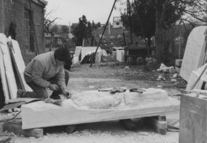 Ο Μάρκος επί το έργον, σκάλισμα μνημείου