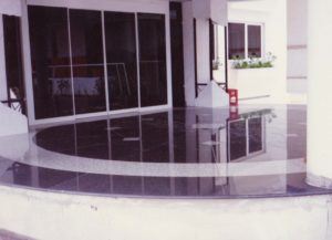 Επένδυση δαπέδου με καμπύλα κομμάτια από γρανίτη, κεντρικά γραφεία Μασούτη, Θέρμη Θεσσαλονίκης