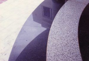 Λεπτομέρεια επένδυσης δαπέδου με καμπύλα κομμάτια από γρανίτη, κεντρικά γραφεία Μασούτη, Θέρμη Θεσσαλονίκης