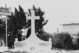 Ο Μάρκος δίπλα σε ταφικό μνημείο