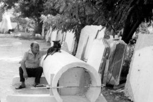 Ο Ιωάννης δίπλα σε μαρμάρινη κολώνα