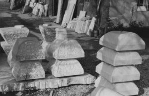 Αριστερά κιονόκρανα και δεξιά οι βάσεις κολωνών