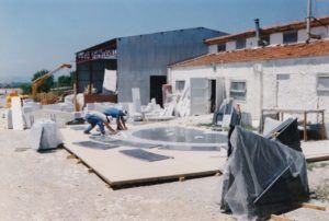 Μοντάρισμα κομματιών για επένδυση δαπέδου με καμπύλα κομμάτια από γρανίτη, κεντρικά γραφεία Μασούτη, Θέρμη Θεσσαλονίκης