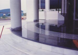 Επένδυση δαπέδου με καμπύλα κομμάτια από γρανίτη, κεντρικά γραφεία Μασούτη, Θέρμη Θεσσαλονίκης