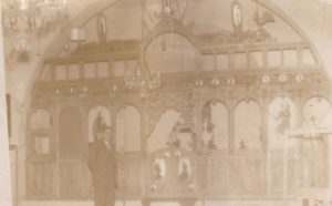 Ο Μάρκος Εμ. Μπόλαρης με ξυλόγλυπτο τέμπλο