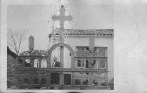 Ο Μάρκος Εμ. Μπόλαρης με ξυλόγλυπτο τέμπλο